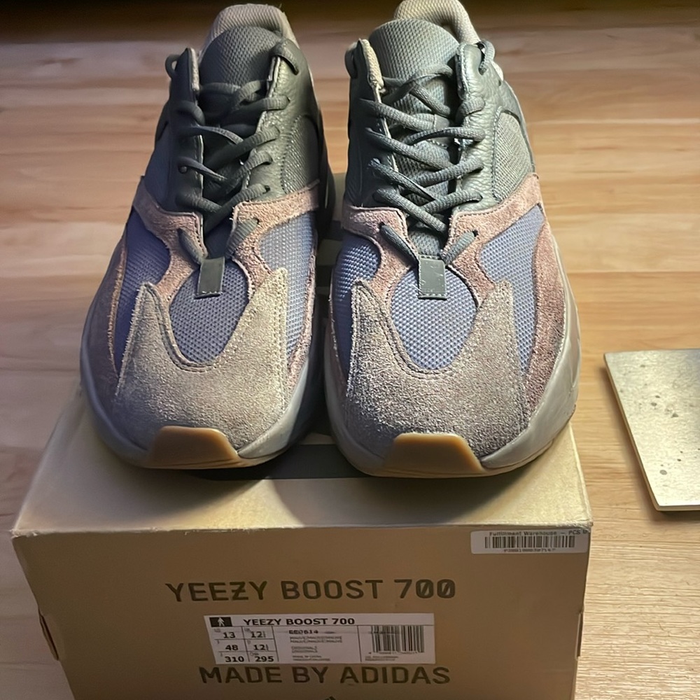 Adidas Yeezy Boost 700 “Mauve” size 13
